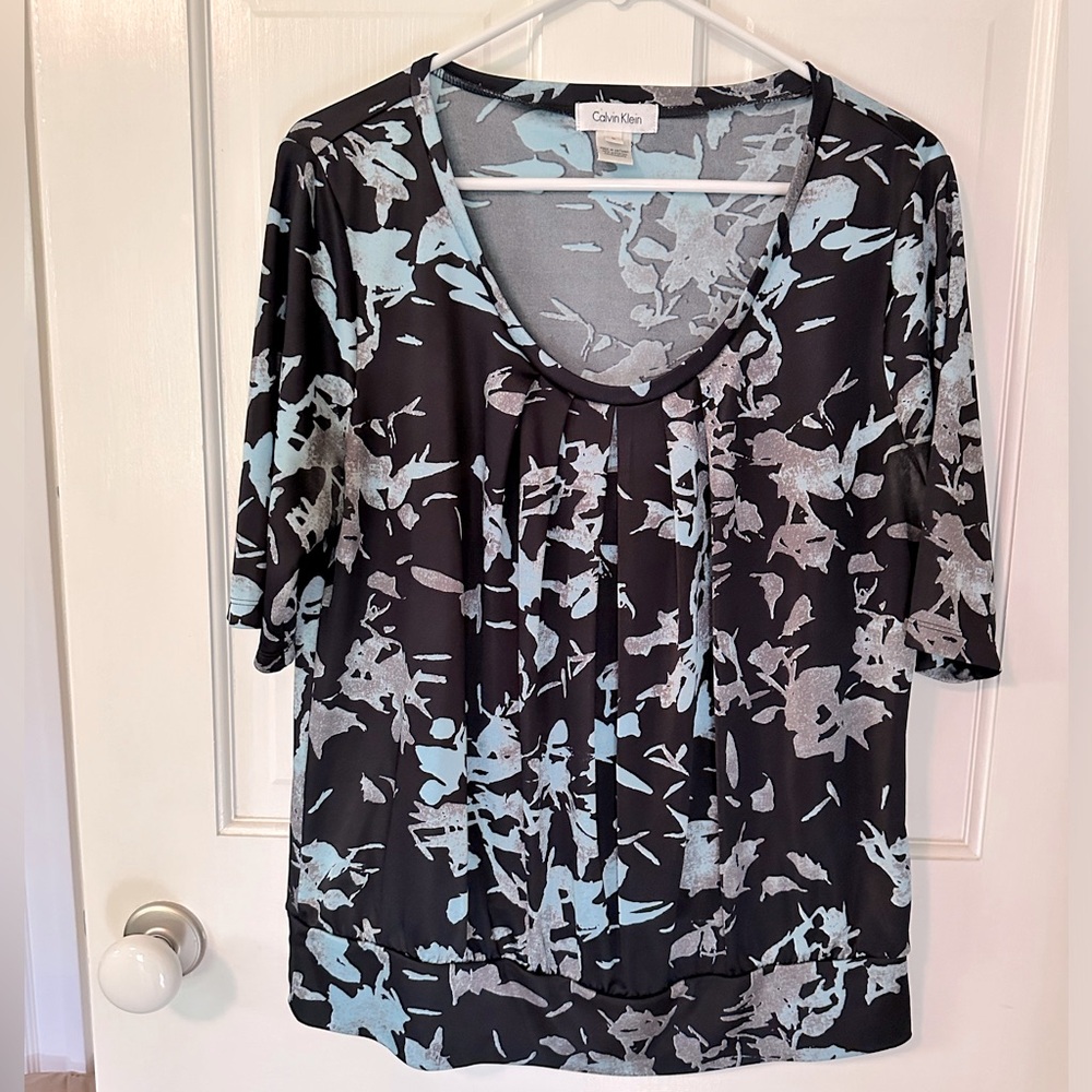 Calvin Klein scoop-neck, banded hem blue and black floral shirt - size L